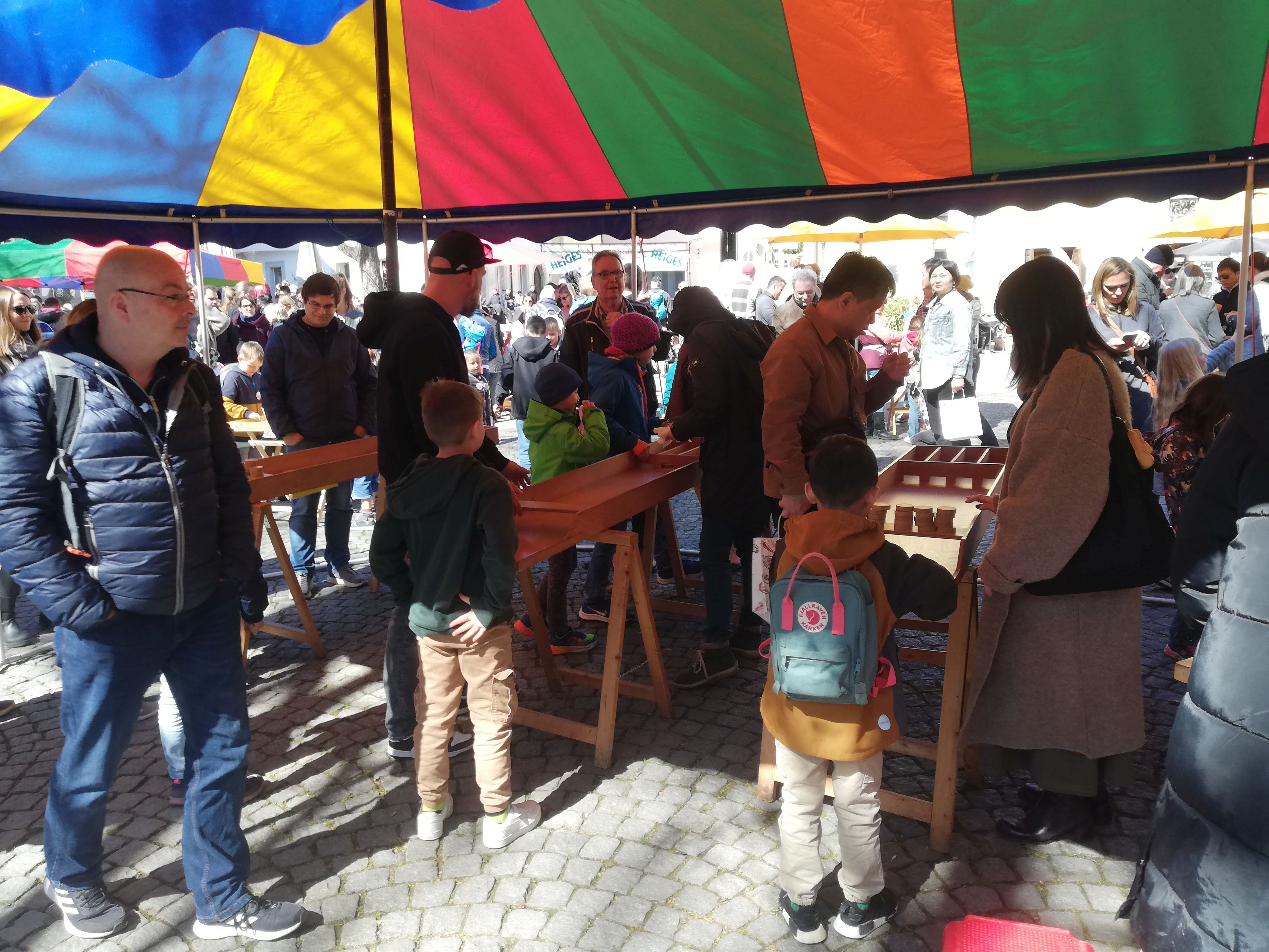 Die Geschicklichkeitsspiele aus Holz, hier das Jakkolo beim Kinderfest und Spieleparadies auf dem Hafenmarkt in Esslingen